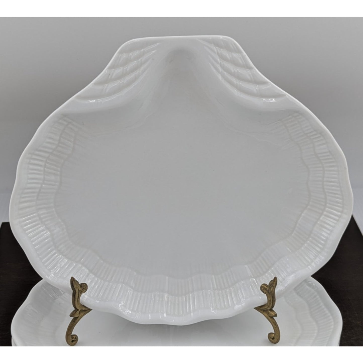 Clam Shell White Dinner Plate set of 4 plates 10-7/8" by Farberware