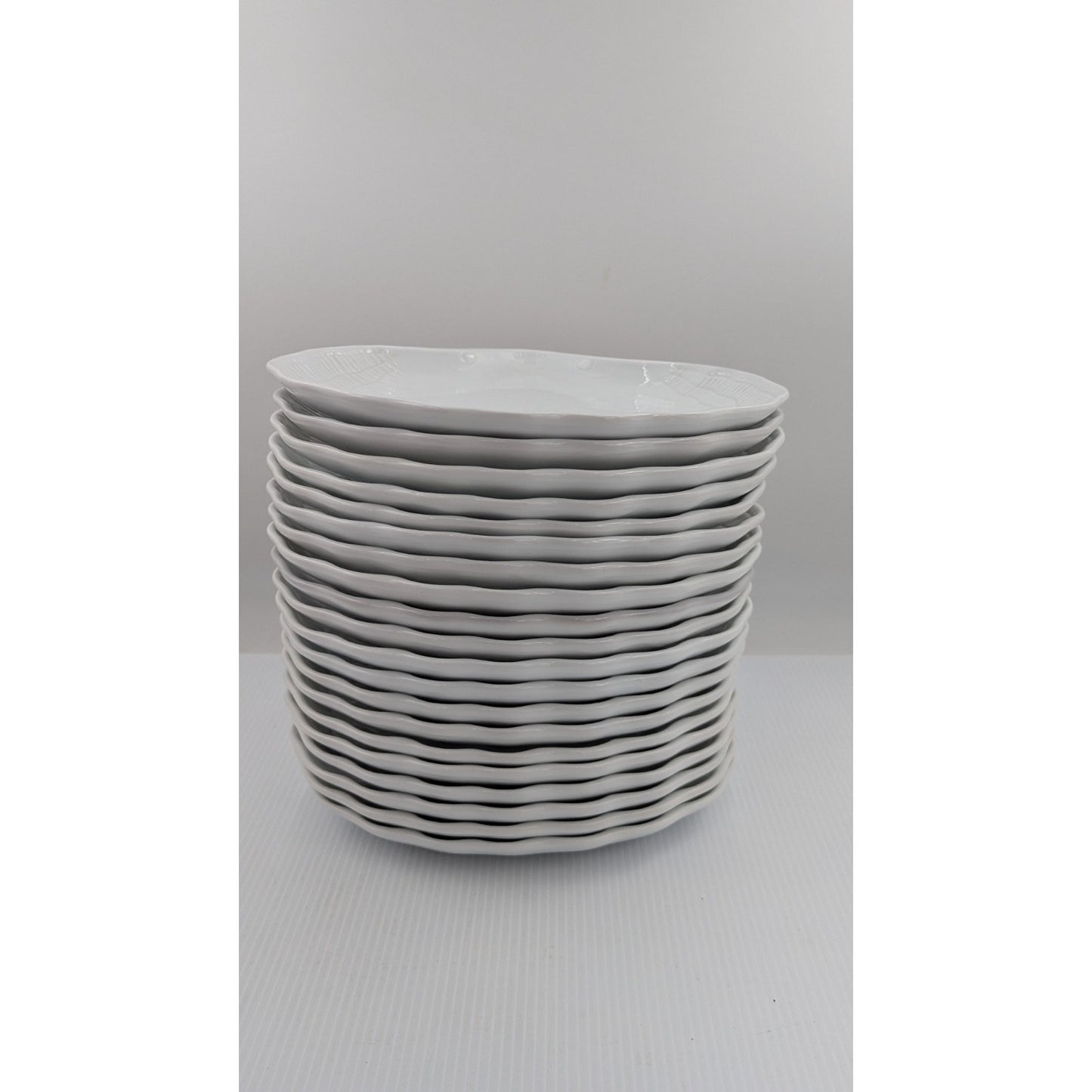Clam Shell White Dinner Plate set of 4 plates 10-7/8" by Farberware